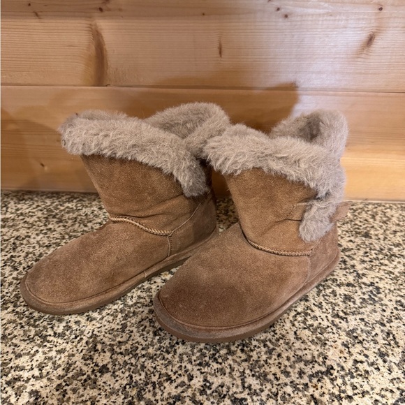 BearPaw Girls Size 2 Cozy Brown Suede Fur-Lined Boots - Picture 2 of 9